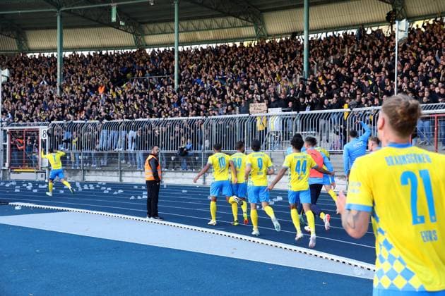 Braunschweig vs Hannover, 2 BL Braunschweig, 06 10 2024, FOOTBALL Eintracht Braunschweig vs Hannover 96, 2 BL, Season 2024 25 Fabio Kaufmann Eintracht Braunschweig celebrates with teammates after his goal to make it 1 0 Braunschweig