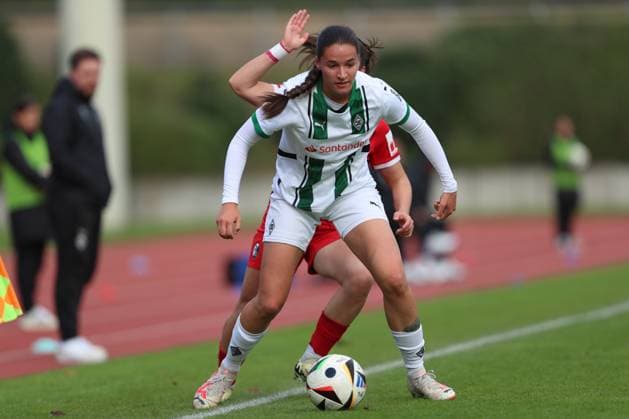 Maresa Arici Borussia Mönchengladbach and Leonie Lorenz SC Freiburg U20 battle for the ball during the 2 Frauen Bundesliga match between Borussia Mönchengladbach and SC Freiburg, Grenzlandstadion on October 06, 2024 in Mönchengladbach, Germany Photo by Oliver Kaelke DeFodi Images Maresa Arici Borussia Mönchengladbach and Leonie Lorenz SC Freiburg U20 battle for the ball during the 2 Frauen Bundesliga match between Borussia Mönchengladbach and SC Freiburg at Grenzlandstadium on October 6, 2024 in Mönchengladbach, Germany Photo by Oliver Kaelke DeFodi Images DFL regulations prohibit any use of photographs as image sequences and or quasi video Defodi 003 678 2024 10 06 OK BMGSCF 0211 Defodi-003 DFL regulations prohibit any use of photographs as image sequences and or quasi-video.