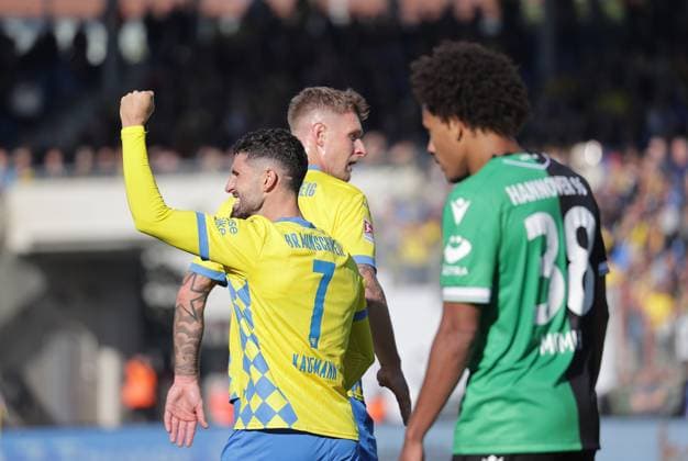 Joy and sorrow, Fabio Kaufmann Eintracht Braunschweig , Thaddaeus Momuluh Hannover 96 Fußball, Herren, Saison 2024 2025 2 BL, Eintracht Stadion, Eintracht Braunschweig vs Hannover 96, Niedersachsenderby, 2 0 DFL REGULATIONS PROHIBIT ANY USE OF PHOTOGRAPHS AS IMAGE SEQUENCES AND OR QUASI VIDEO