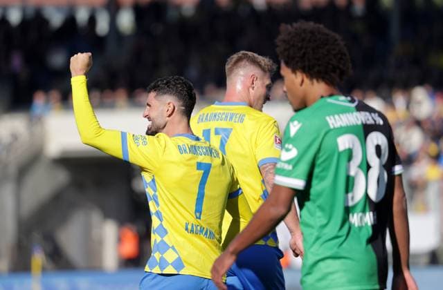 Joy and sorrow, Fabio Kaufmann Eintracht Braunschweig , Thaddaeus Momuluh Hannover 96 Fußball, Herren, Saison 2024 2025 2 BL, Eintracht Stadion, Eintracht Braunschweig vs Hannover 96, Niedersachsenderby, 2 0 DFL REGULATIONS PROHIBIT ANY USE OF PHOTOGRAPHS AS IMAGE SEQUENCES AND OR QUASI VIDEO