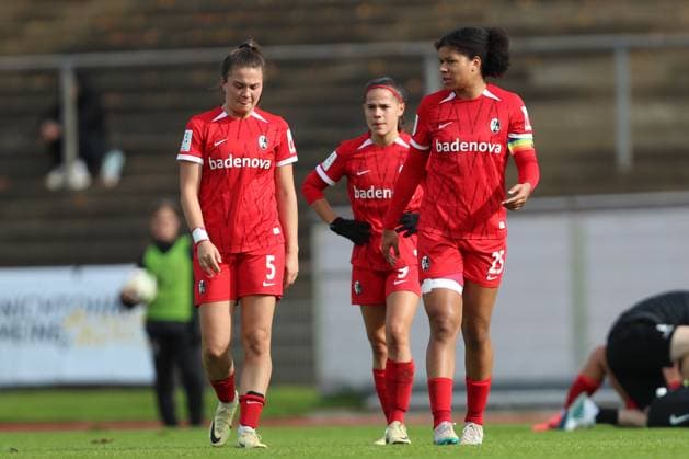 Leonie Lorenz SC Freiburg U20 speaks with Victoria Ezebinyuo SC Freiburg U20 during the 2 Frauen Bundesliga match between Borussia Mönchengladbach and SC Freiburg, Grenzlandstadion on October 06, 2024 in Mönchengladbach, Germany Photo by Oliver Kaelke DeFodi Images Leonie Lorenz SC Freiburg U20 speaks with Victoria Ezebinyuo SC Freiburg U20 during the 2 Frauen Bundesliga match between Borussia Mönchengladbach and SC Freiburg at Grenzlandstadium on October 6, 2024 in Mönchengladbach, Germany Photo by Oliver Kaelke DeFodi Images DFL regulations prohibit any use of photographs as image sequences and or quasi video Defodi 003 678 2024 10 06 OK BMGSCF 0772 Defodi-003 DFL regulations prohibit any use of photographs as image sequences and or quasi-video.