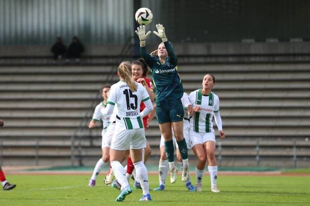 Leonie Lorenz SC Freiburg U20 and goalkeeper Jil Frehse Borussia Mönchengladbach battle for the ball during the 2 Frauen Bundesliga match between Borussia Mönchengladbach and SC Freiburg, Grenzlandstadion on October 06, 2024 in Mönchengladbach, Germany Photo by Oliver Kaelke DeFodi Images Leonie Lorenz SC Freiburg U20 and goalkeeper Jil Frehse Borussia Mönchengladbach battle for the ball during the 2 Frauen Bundesliga match between Borussia Mönchengladbach and SC Freiburg at Grenzlandstadium on October 6, 2024 in Mönchengladbach, Germany Photo by Oliver Kaelke DeFodi Images DFL regulations prohibit any use of photographs as image sequences and or quasi video Defodi 003 678 2024 10 06 OK BMGSCF 0958 Defodi-003 DFL regulations prohibit any use of photographs as image sequences and or quasi-video.