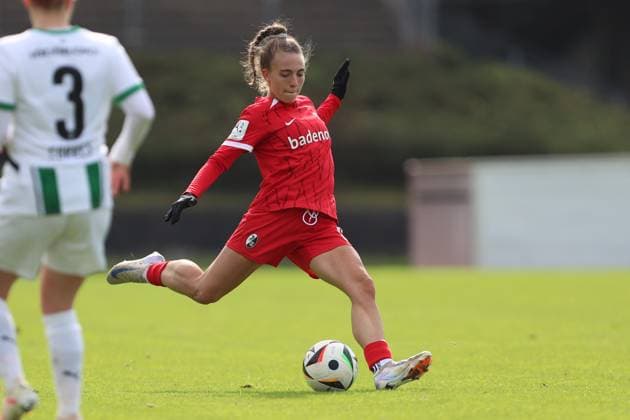 Nora Scherer SC Freiburg U20 in action, on the ball, single action during the 2 Frauen Bundesliga match between Borussia Mönchengladbach and SC Freiburg, Grenzlandstadion on October 06, 2024 in Mönchengladbach, Germany Photo by Oliver Kaelke DeFodi Images Nora Scherer SC Freiburg U20 controls the ball during the 2 Frauen Bundesliga match between Borussia Mönchengladbach and SC Freiburg at Grenzlandstadium on October 6, 2024 in Mönchengladbach, Germany Photo by Oliver Kaelke DeFodi Images DFL regulations prohibit any use of photographs as image sequences and or quasi video Defodi 003 678 2024 10 06 OK BMGSCF 1338 Defodi-003 DFL regulations prohibit any use of photographs as image sequences and or quasi-video.