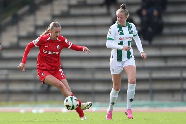 Weena Simmen SC Freiburg U20 and Emily Tichelkamp Borussia Mönchengladbach battle for the ball during the 2 Frauen Bundesliga match between Borussia Mönchengladbach and SC Freiburg, Grenzlandstadion on October 06, 2024 in Mönchengladbach, Germany Photo by Oliver Kaelke DeFodi Images Weena Simmen SC Freiburg U20 and Emily Tichelkamp Borussia Mönchengladbach battle for the ball during the 2 Frauen Bundesliga match between Borussia Mönchengladbach and SC Freiburg at Grenzlandstadium on October 6, 2024 in Mönchengladbach, Germany Photo by Oliver Kaelke DeFodi Images DFL regulations prohibit any use of photographs as image sequences and or quasi video Defodi 003 678 2024 10 06 OK BMGSCF 1361 Defodi-003 DFL regulations prohibit any use of photographs as image sequences and or quasi-video.