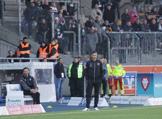 Head coach Stefan Leitl Hannover 96 disappointed Football, Men, Season 2024 2025 2 BL, Eintracht Stadion, Eintracht Braunschweig vs Hannover 96, Lower Saxony derby, 2 0 DFL REGULATIONS PROHIBIT ANY USE OF PHOTOGRAPHS AS IMAGE SEQUENCES AND OR QUASI VIDEO