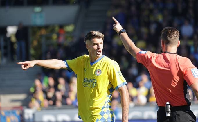 Levente Szabo Eintracht Braunschweig , Referee Daniel Schlager Football, Men, Season 2024 2025 2 BL, Eintracht Stadion, Eintracht Braunschweig vs Hannover 96, Lower Saxony derby, 2 0 DFL REGULATIONS PROHIBIT ANY USE OF PHOTOGRAPHS AS IMAGE SEQUENCES AND OR QUASI VIDEO