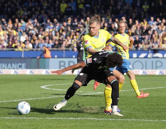 Thaddaeus Momuluh Hannover 96 , Kevin Kehlers Eintracht Braunschweig Football, Men, Season 2024 2025 2 BL, Eintracht Stadion, Eintracht Braunschweig vs Hannover 96, Lower Saxony derby, 2 0 DFL REGULATIONS PROHIBIT ANY USE OF PHOTOGRAPHS AS IMAGE SEQUENCES AND OR QUASI VIDEO