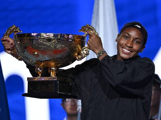 Bilder des Jahres 2024, Sport 10 Oktober Sport Themen der Woche KW40 Sport Bilder des Tages (241006) -- BEIJING, Oct. 6, 2024 -- Winner Coco Gauff of the United States poses with her trophy after winning the women s singles final match against Karolina Muchova of the Czech Republic at the 2024 China Open tennis tournament in Beijing, China, Oct. 6, 2024. ) (SP)CHINA-BEIJING-TENNIS-CHINA OPEN-WOMEN S SINGLES-FINAL (CN) ZhangxLong 