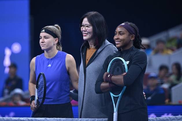 (241006) -- BEIJING, Oct. 6, 2024 -- Coco Gauff (R) of the United States and Karolina Muchova (L) of the Czech Republic pose with the guest China s legendary volleyball coach Lang Ping before the women s singles final match at the 2024 China Open tennis tournament in Beijing, China, Oct. 6, 2024. ) (SP)CHINA-BEIJING-TENNIS-CHINA OPEN-WOMEN S SINGLES-FINAL (CN) ZhangxLong 