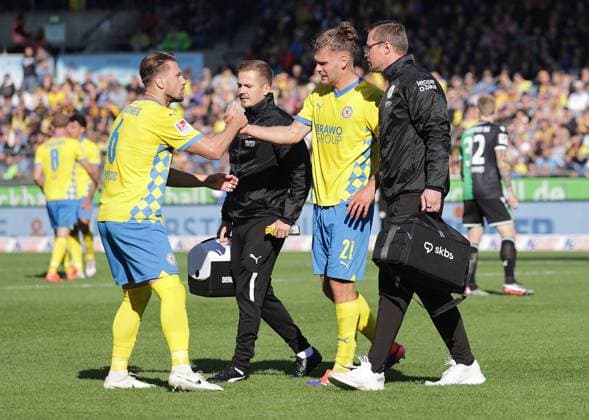 Substitution Kevin Kehlers Eintracht Braunschweig , Ermin Bicakcic Eintracht Braunschweig claps him off Football, Men, Season 2024 2025 2 BL, Eintracht Stadion, Eintracht Braunschweig vs Hannover 96, Niedersachsenderby, 2 0 DFL REGULATIONS PROHIBIT ANY USE OF PHOTOGRAPHS AS IMAGE SEQUENCES AND OR QUASI VIDEO