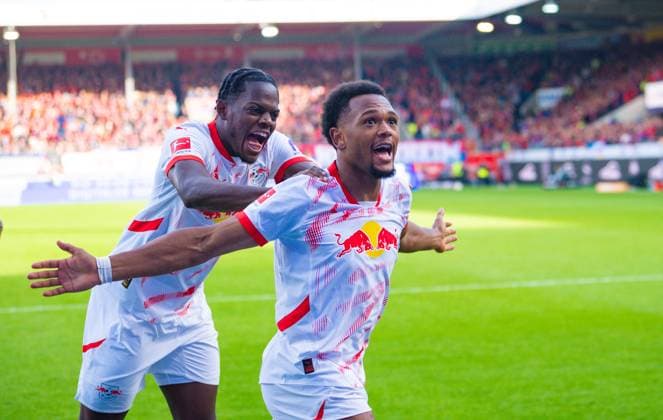 Sport Themen der Woche KW40 Sport Bilder des Tages Lois Openda (RB Leipzig) und Castello Lukeba (RB Leipzig) bejubeln das erste Tor ihrer Mannschaft, Bundesliga, 1. FC Heidenheim v RB Leipzig, Voith-Arena am 06. October 2024 in Heidenheim, Deutschland. (Foto von Silas Schueller DeFodi Images) Lois Openda (RB Leipzig) und Castello Lukeba (RB Leipzig) celebrate the frist goal by their team, Bundesliga, 1. FC Heidenheim v RB Leipzig, Voith Arena on October 6, 2024 in Heidenheim, Germany. (Photo by Silas Schueller DeFodi Images) DFL regulations prohibit any use of photographs as image sequences and or quasi-video. Defodi-738_738_HEIRBL_20241006_254 *** Lois Openda RB Leipzig and Castello Lukeba RB Leipzig celebrate the frist goal by their team, Bundesliga, 1 FC Heidenheim v RB Leipzig, Voith Arena on October 06, 2024 in Heidenheim, Germany Photo by Silas Schueller DeFodi Images Lois Openda RB Leipzig and Castello Lukeba RB Leipzig celebrate the frist goal by their team, Bundesliga, 1 FC Heidenheim v RB Leipzig, Voith Arena on October 6, 2024 in Heidenheim, Germany Photo by Silas Schueller DeFodi Images DFL regulations prohibit any use of photographs as image sequences and or quasi video Defodi 738 738 HEIRBL 20241006 254 Defodi-738 DFL regulations prohibit any use of photographs as image sequences and or quasi-video.
