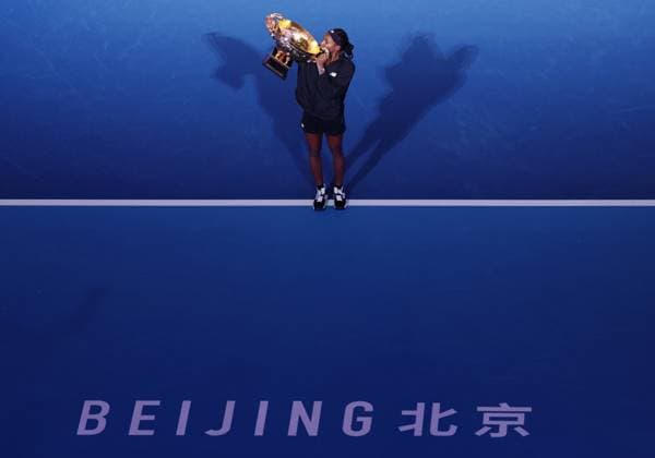 (241006) -- BEIJING, Oct. 6, 2024 -- Winner Coco Gauff of the United States kisses her trophy after winning the women s singles final match against Karolina Muchova of the Czech Republic at the 2024 China Open tennis tournament in Beijing, China, Oct. 6, 2024. ) (SP)CHINA-BEIJING-TENNIS-CHINA OPEN-WOMEN S SINGLES-FINAL (CN) ZhangxChenlin 