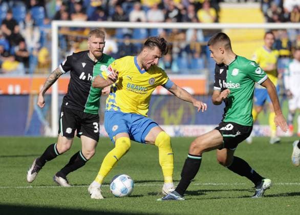 Andreas Voglsammer Hannover 96 , Ermin Bicakcic Eintracht Braunschweig , Nicolo Tresoldi Hannover 96 Fußball, Herren, Saison 2024 2025 2 BL, Eintracht Stadion, Eintracht Braunschweig vs Hannover 96, Niedersachsenderby, 2 0 DFL REGULATIONS PROHIBIT ANY USE OF PHOTOGRAPHS AS IMAGE SEQUENCES AND OR QUASI VIDEO