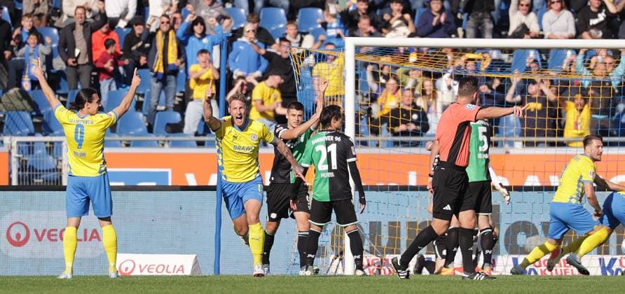 The goal by Sebastian Polter Eintracht Braunschweig 17 for 2 0 was disallowed, cheers for nothing Football, Men, Season 2024 2025 2 BL, Eintracht Stadion, Eintracht Braunschweig vs Hannover 96, Lower Saxony derby, 2 0 DFL REGULATIONS PROHIBIT ANY USE OF PHOTOGRAPHS AS IMAGE SEQUENCES AND OR QUASI VIDEO