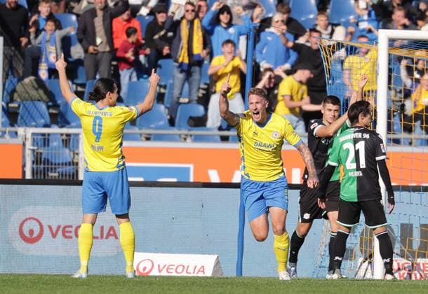 The goal by Sebastian Polter Eintracht Braunschweig 17 for 2 0 was disallowed, cheers for nothing Football, Men, Season 2024 2025 2 BL, Eintracht Stadion, Eintracht Braunschweig vs Hannover 96, Lower Saxony derby, 2 0 DFL REGULATIONS PROHIBIT ANY USE OF PHOTOGRAPHS AS IMAGE SEQUENCES AND OR QUASI VIDEO