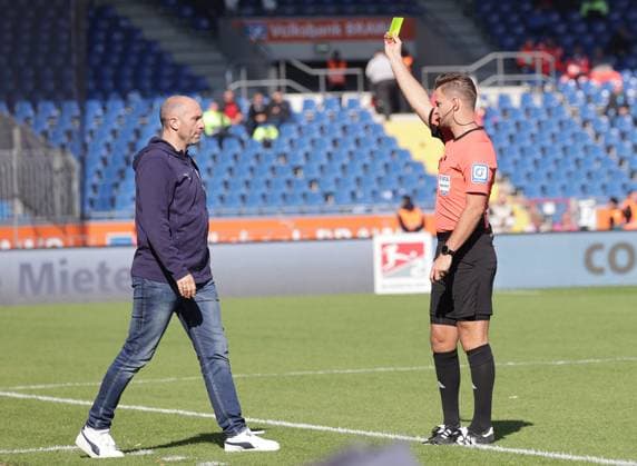 Referee Daniel Schlager shows head coach Daniel Scherning Eintracht Braunschweig the yellow card Football, Men, Season 2024 2025 2 BL, Eintracht Stadion, Eintracht Braunschweig vs Hannover 96, Lower Saxony derby, 2 0 DFL REGULATIONS PROHIBIT ANY USE OF PHOTOGRAPHS AS IMAGE SEQUENCES AND OR QUASI VIDEO