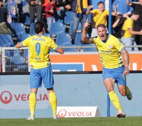 The goal by Sebastian Polter Eintracht Braunschweig 17 for 2 0 was disallowed, cheers for nothing Football, Men, Season 2024 2025 2 BL, Eintracht Stadion, Eintracht Braunschweig vs Hannover 96, Lower Saxony derby, 2 0 DFL REGULATIONS PROHIBIT ANY USE OF PHOTOGRAPHS AS IMAGE SEQUENCES AND OR QUASI VIDEO