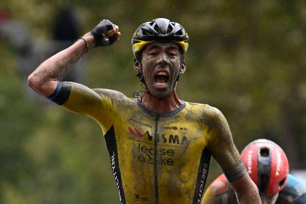 Bilder des Jahres 2024, Sport 10 Oktober Sport Themen der Woche KW40 Sport Bilder des Tages Paris-Tours cycling race 2024 TOURS, FRANCE - OCTOBER 06 : Laporte Christophe (FRA) of Team Visma Lease a Bike wins, Vacek Mathias (CZE) of Lidl - Trek during the UCI Pro Series Paris-Tours cycling race with start in Chartres and finish in Tours (214km) on October 6, 2024 in Tours, France, 06 10 2024 Tours France  Copyright: xPeterxDexVoechtx