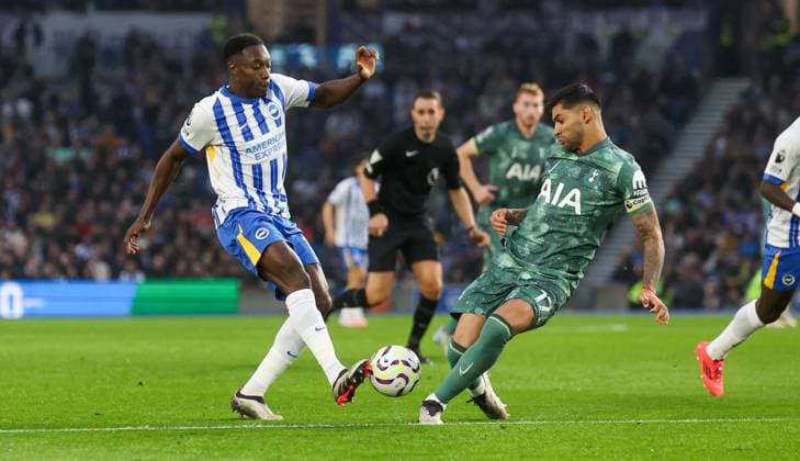Cristian Romero of Tottenham Hotspur makes a crucial block stopping Danny Welbeck of Brighton & Hove Albion s shot Brighton & Hove Albion v Tottenham Hotspur, Premier League, Football, American Express Community Stadium, Brighton, UK, 06 Oct 2024 EDITORIAL USE ONLY No use with unauthorised audio, video, data, fixture lists, club league logos or live services. Online in-match use limited to 120 images, no video emulation. No use in betting, games or single club league player publications.  Copyright: xAndrewxFosker Shutterstockx 14757982ac