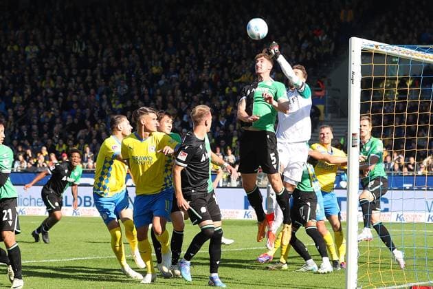 Braunschweig vs Hannover, 2 BL Braunschweig, 06 10 2024, FOOTBALL Eintracht Braunschweig vs Hannover 96, 2 BL, Season 2024 25 Phil Neumann Hannover 96 , Goalkeeper Ron Robert Zieler Hannover 96 , Levente Szabo Eintracht Braunschweig Braunschweig