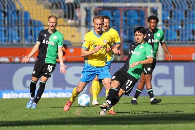 Braunschweig vs Hannover, 2 BL Braunschweig, 06 10 2024, FOOTBALL Eintracht Braunschweig vs Hannover 96, 2 BL, Season 2024 25 Niklas Tauer Eintracht Braunschweig , Hyun ju Lee Hannover 96 Braunschweig