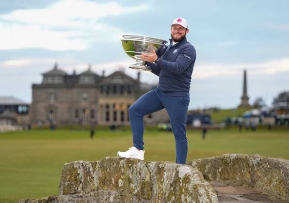Bilder des Jahres 2024, Sport 10 Oktober Sport Themen der Woche KW40 Sport Bilder des Tages Tyrrell Hatton holds the Alfred Dunhill Links Championship trophy on the Swilcan Bridge at the 18th hole at St Andrews after becoming the first three time winner of the Alfred Dunhill Links Championship. Alfred Dunhill Links Championship 2024, Day Four, Golf, Old Course, St Andrews, Scotland, UK - 06 Oct 2024  Copyright: xStuartxWallace Shutterstockx 14758266ac