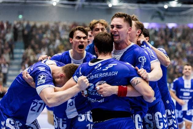 Bilder des Jahres 2024, Sport 10 Oktober Sport Themen der Woche KW40 Sport Bilder des Tages Daikin Handball-Bundesliga VfL Gummersbach - SG Flensburg-Handewitt; 06.10.2024 Kentin Mahe (VfL Gummersbach, 22), Kristjan Horzen (VfL Gummersbach, 27) Miro Schluroff (VfL Gummersbach, 15) und Stepan Zeman ( 66, VfL Gummersbach, 66) jubeln nach Abpfiff über den letzten Treffer durch Mahe, die erfolgreiche letzte Abwehr und das daraus resultierende Unentschieden gegen die SG Flensburg-Handewitt Daikin Handball-Bundesliga VfL Gummersbach - SG Flensburg-Handewitt; Gummersbach, Schwalbe arena am 06.10.2024 *** Daikin Handball Bundesliga VfL Gummersbach SG Flensburg Handewitt 06 10 2024 Kentin Mahe VfL Gummersbach, 22 , Kristjan Horzen VfL Gummersbach, 27 Miro Schluroff VfL Gummersbach, 15 and Stepan Zeman 66, VfL Gummersbach, 66 cheer after the final whistle for the last goal by Mahe, the successful last defense and the resulting draw against SG Flensburg Handewitt Daikin Handball Bundesliga VfL Gummersbach SG Flensburg Handewitt Gummersbach, Schwalbe arena on 06 10 2024 Copyright: xBEAUTIFULxSPORTS Wunderlx