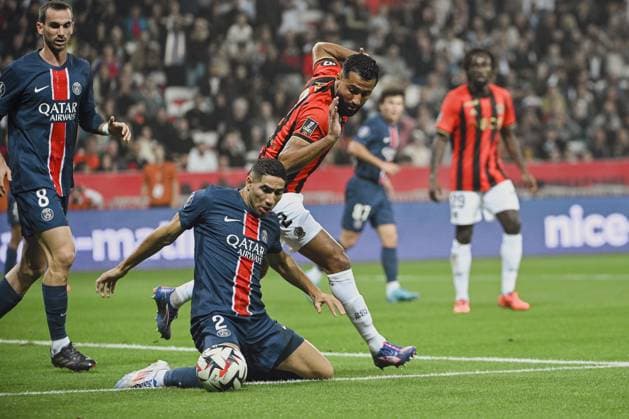 Fußball, OGC Nizza - Paris St. Germain Defender HAKIMI Achraf (Paris Saint-Germain) and Defender ABDI Ali (OGC Nice). OGC Nice vs Paris Saint Germain, J7, Ligue 1 Mcdonalds in Allianz Riviera Stadium, NICE, France, on 06 October, 2024. FOOTBALL : OGC Nice vs PSG - Ligue 1 - J7- 10 06 24 FredDides Panoramic 