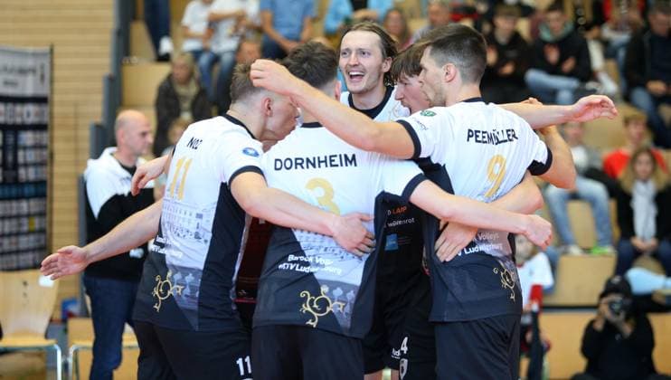 BAU 06 10 2024 Ludwigsburg Volleyball Barock Volleys MTV Ludwigsburg vs Ceratonia Volleys Eltmann, Ludwigsburg cheers, f l Raphael Luca Noz, Jona Dornheim, Ben Simon Bonin LB , Darius Diefenbach, Richard Peemüller