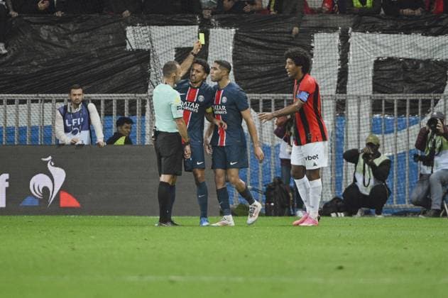 Fußball, OGC Nizza - Paris St. Germain Defender HAKIMI Achraf (Paris Saint-Germain) receive a yellow card. OGC Nice vs Paris Saint Germain, J7, Ligue 1 Mcdonalds in Allianz Riviera Stadium, NICE, France, on 06 October, 2024. FOOTBALL : OGC Nice vs PSG - Ligue 1 - J7- 10 06 24 FredDides Panoramic 