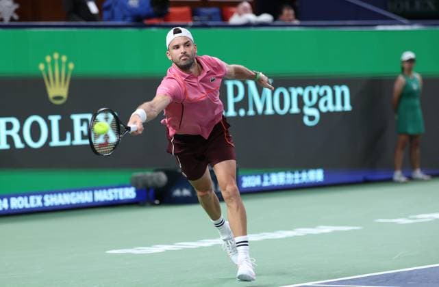 (241007) -- SHANGHAI, Oct. 7, 2024 -- Grigor Dimitrov of Bulgaria hits a return during the men s singles round of 64 match against Zizou Bergs of Belgium at the ATP, Tennis Herren World Tour Shanghai Masters tennis tournament in Shanghai, east China, Oct. 7, 2024. ) (SP)CHINA-SHANGHAI-TENNIS-ATP TOUR-SHANGHAI MASTERS(CN) BaixXuefei 