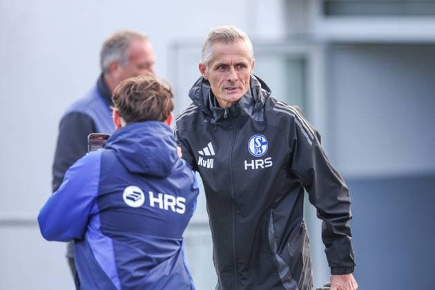 07.10.2024, Fussball, Saison 2024 2025, 2. Bundesliga, Training FC Schalke 04, Cheftrainer Kees van Wonderen (FC Schalke 04) Gelsenkirchen NRW Deutschland xRHR-FOTOx *** 07 10 2024, Football, Season 2024 2025, 2 Bundesliga, Training FC Schalke 04, Head Coach Kees van Wonderen FC Schalke 04 Gelsenkirchen NRW Germany xRHR FOTOx Copyright: RHR-FOTOx RHR-FOTO