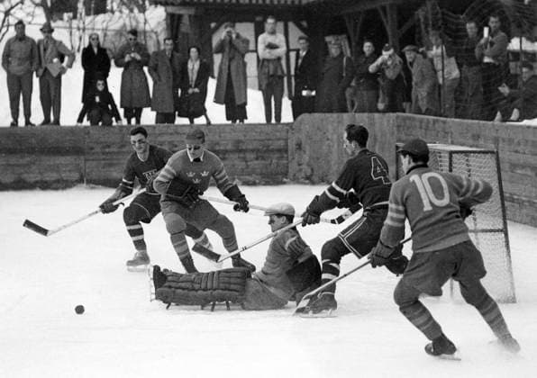 SWITZERLAND SAINT MORITZ 1948-02-03. Sweden s goalie Kurre Svanberg has taken a sitting position while the USA goes on the attack during an Ice hockey, Eishockey match which the USA won 5-2 at the 1948 Winter Olympics. Sankt Moritz Switzerland OS sp_sw x5600x *** SWITZERLAND SAINT MORITZ 1948 02 03 Sweden s goalie Kurre Svanberg has taken a sitting position while the USA goes on the attack during an ice hockey match which the USA won 5 2 at the 1948 Winter Olympics Sankt Moritz Switzerland OS sp sw x5600x  Copyright: xINP SVTx WINTER OLYMPICS 1948