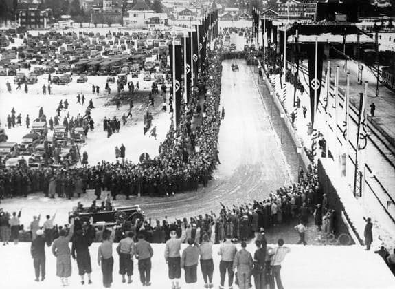 GERMANY GARMISCH-PARTENKIRCHEN 1936-02-14. Adolf Hitler, Füihrer, arrives at the Ice Stadium in Garmisch where pair skating takes place during the 1936 Winter Olympics. Garmisch-Partenkirchen Germany OS sp_sw x5600x *** GERMANY GARMISCH PARTENKIRCHEN 1936 02 14 Adolf Hitler, Füihrer, arrives at the Ice Stadium in Garmisch where pair skating takes place during the 1936 Winter Olympics Garmisch Partenkirchen Germany OS sp sw x5600x  Copyright: xRobertxSennecke SVTx 1936 WINTER OLYMPICS