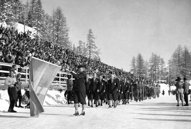 SWITZERLAND SAINT MORITZ 1948-01-30. The Swedish team marches into the Ice Stadium in St. Moritz during the opening ceremony at the 1948 Winter Olympics. The standard bearer is Erik Diman Lindström. Sankt Moritz Switzerland OS sp_sw x5600x *** SWITZERLAND SAINT MORITZ 1948 01 30 The Swedish team marches into the Ice Stadium in St Moritz during the opening ceremony at the 1948 Winter Olympics The standard bearer is Erik Diman Lindström Sankt Moritz Switzerland OS sp sw x5600x  Copyright: xInternationalxNewsxPhotos SVTx WINTER OLYMPICS 1948
