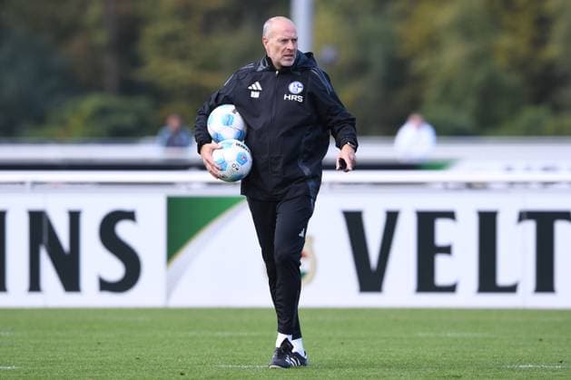 Soccer 2 Bundesliga training FC Schalke 04 on 07 10 2024 at the training ground at the Veltins Arena in Gelsenkirchen Robert Molenaar Co Trainer Schalke xRx