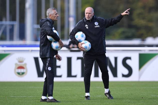 Fußball 2. Bundesliga Training FC Schalke 04 am 07.10.2024 auf dem Trainingsgelände an der Veltins Arena in Gelsenkirchen Kees van Wonderen ( Trainer Cheftrainer Schalke ), links - Robert Molenaar ( Co-Trainer Schalke ), rechts *** Soccer 2 Bundesliga training FC Schalke 04 on 07 10 2024 at the training ground at the Veltins Arena in Gelsenkirchen Kees van Wonderen coach head coach Schalke , left Robert Molenaar co-coach Schalke , right xRx