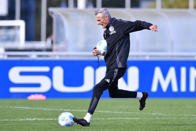 Soccer 2 Bundesliga training FC Schalke 04 on 07 10 2024 at the training ground at the Veltins Arena in Gelsenkirchen Kees van Wonderen Coach Head Coach Schalke xRx