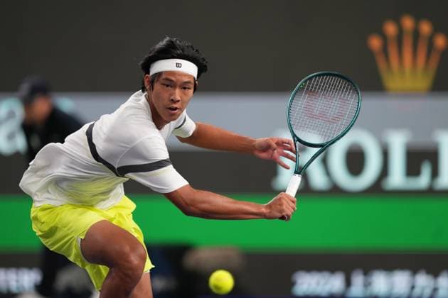 (241007) -- SHANGHAI, Oct. 7, 2024 -- Zhou Yi of China hits a return during the men s singles round of 64 match against Frances Tiafoe of the United States at the ATP, Tennis Herren World Tour Shanghai Masters tennis tournament in Shanghai, east China, Oct. 7, 2024. ) (SP)CHINA-SHANGHAI-TENNIS-ATP TOUR-SHANGHAI MASTERS(CN) XuxYanan 