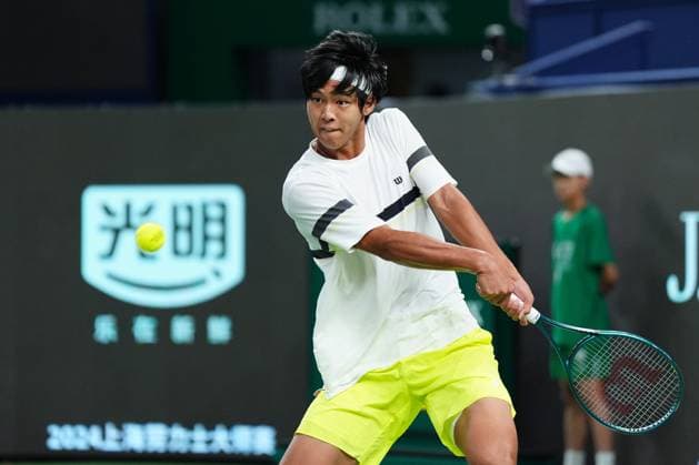 (241007) -- SHANGHAI, Oct. 7, 2024 -- Zhou Yi of China hits a return during the men s singles round of 64 match against Frances Tiafoe of the United States at the ATP, Tennis Herren World Tour Shanghai Masters tennis tournament in Shanghai, east China, Oct. 7, 2024. ) (SP)CHINA-SHANGHAI-TENNIS-ATP TOUR-SHANGHAI MASTERS(CN) XuxYanan 