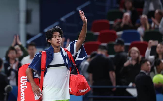 (241007) -- SHANGHAI, Oct. 7, 2024 -- Zhou Yi of China waves to spectators after the men s singles round of 64 match against Frances Tiafoe of the United States at the ATP, Tennis Herren World Tour Shanghai Masters tennis tournament in Shanghai, east China, Oct. 7, 2024. ) (SP)CHINA-SHANGHAI-TENNIS-ATP TOUR-SHANGHAI MASTERS(CN) BaixXuefei 