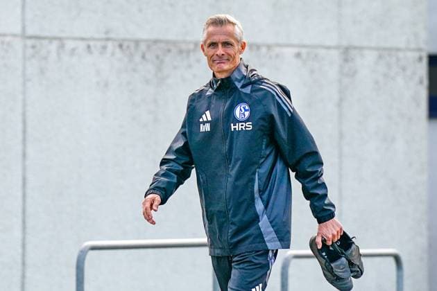 Football season 2024 2025, 2 Bundesliga, Training, FC Schalke 04, new head coach Kees van Wonderen Schalke 04 on the way to the training ground Gelsenkirchen Training ground Schalke 04 NRW Germany Copyright: xJOERANxSTEINSIEKx