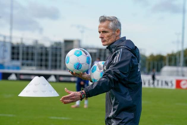 Football season 2024 2025, 2 Bundesliga, training, FC Schalke 04, new head coach Kees van Wonderen Schalke 04 training with ball and hat Gelsenkirchen training ground Schalke 04 NRW Germany Copyright: xJOERANxSTEINSIEKx