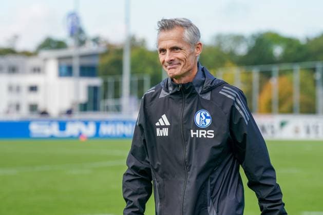 Football season 2024 2025, 2 Bundesliga, training, FC Schalke 04, new head coach Kees van Wonderen Schalke 04 at the training ground Gelsenkirchen training ground Schalke 04 NRW Germany Copyright: xJOERANxSTEINSIEKx