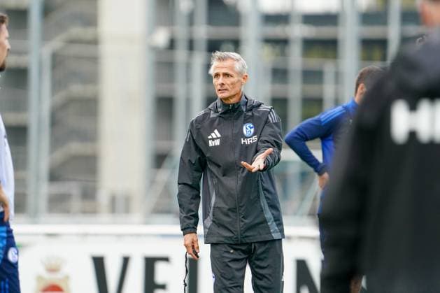 Football season 2024 2025, 2 Bundesliga, training, FC Schalke 04, new head coach Kees van Wonderen Schalke 04 talks to his player gestures, facial expressions, explanation, introduction, idea Gelsenkirchen training ground Schalke 04 NRW Germany Copyright: xJOERANxSTEINSIEKx