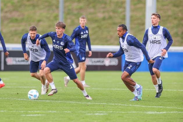 07 10 2024, Football, Season 2024 2025, 2 Bundesliga, Training FC Schalke 04, f l Janik Bachmann FC Schalke 04 , Max Grüger FC Schalke 04 , Anton Donkor FC Schalke 04 Gelsenkirchen NRW Germany xRHR FOTOx Copyright: RHR-FOTOx RHR-FOTO