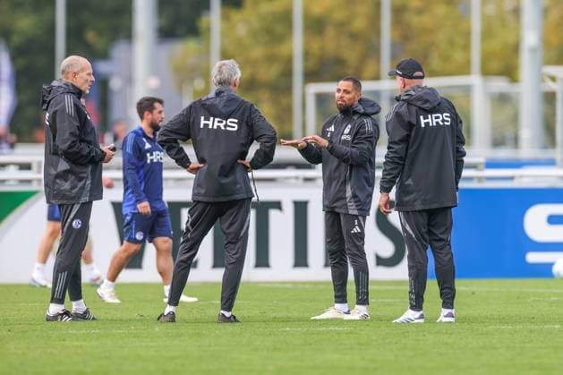 07 10 2024, Football, Season 2024 2025, 2 Bundesliga, Training FC Schalke 04, f l Co coach Robert Molenaar FC Schalke 04 , Head coach Kees van Wonderen FC Schalke 04 , Co coach Sidney Sam FC Schalke 04 , Co coach Peter Balette FC Schalke 04 Gelsenkirchen NRW Germany xRHR PHOTOx Copyright: RHR-FOTOx RHR-FOTO