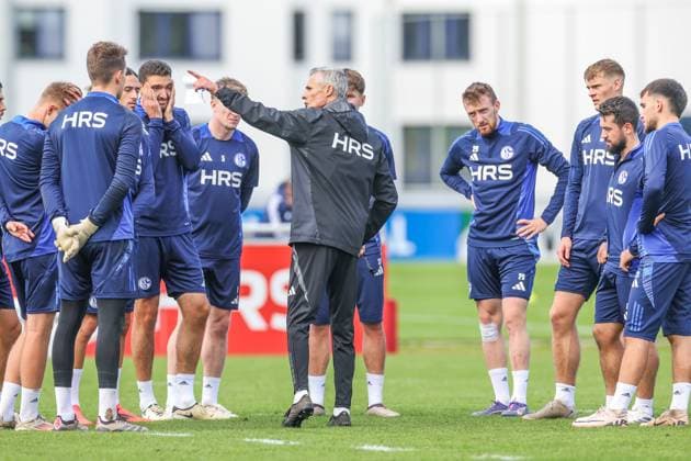 07 10 2024, Football, Season 2024 2025, 2 Bundesliga, Training FC Schalke 04, Head coach Kees van Wonderen FC Schalke 04 speaks to his team Gelsenkirchen NRW Germany xRHR FOTOx Copyright: RHR-FOTOx RHR-FOTO