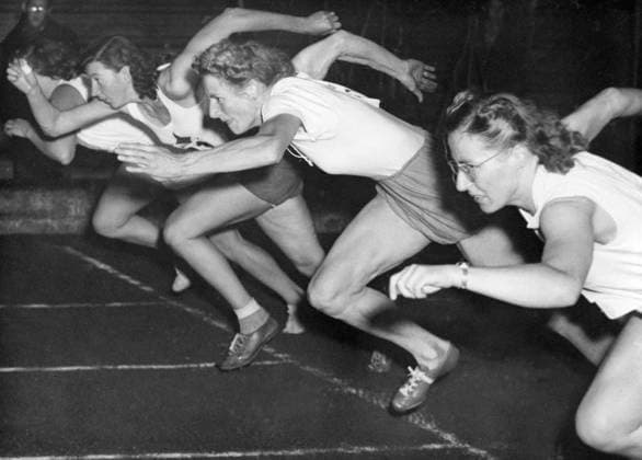 STOCKHOLM 1948-09-22. Fanny Blankers-Koen (2nd frh), Dutch track and field athlete, who recently won four golds at the Summer Olympics in London, is seen here on lane two at the start of the 100-meter race during the Göta International Women s Competitions at the Stockholm Stadium. Stockholm Sweden FRIIDROTT sp_sw x5600x *** STOCKHOLM 1948 09 22 Fanny Blankers Koen 2nd frh , Dutch track and field athlete, who recently won four golds at the Summer Olympics in London, is seen here on lane two at the start of the 100 meter race during the Göta International Women s Competitions at the Stockholm Stadium Stockholm Sweden FRIIDROTT sp sw x5600x  Copyright: xSVTx THE FANNY BLANKERS COW