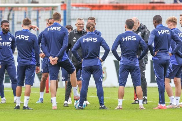 07 10 2024, Football, Season 2024 2025, 2 Bundesliga, Training FC Schalke 04, Head coach Kees van Wonderen FC Schalke 04 speaks to his team Gelsenkirchen NRW Germany xRHR FOTOx Copyright: RHR-FOTOx RHR-FOTO